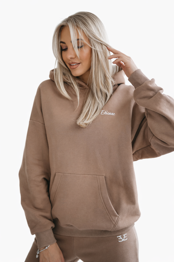 Klasyczna, kangurka, luźna bluza z kapturem. Model z miękkiej dzianiny bawełnianej z przyjemnym meszkiem od spodu - mocca